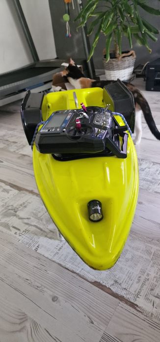 Barca Navomodel plantat pescuit cu 2 cuve si FlySky