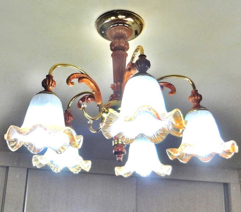 Люстра пяти рожковая.