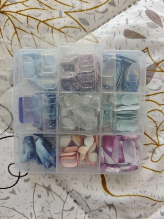 Комплект четки за грим 32 бр. + лепещи нокти 216 бр.