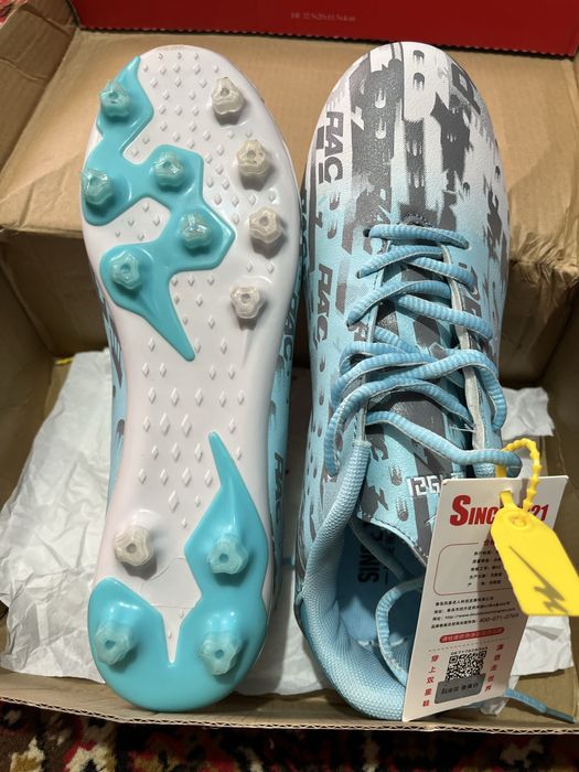 Обувь бутсы новый