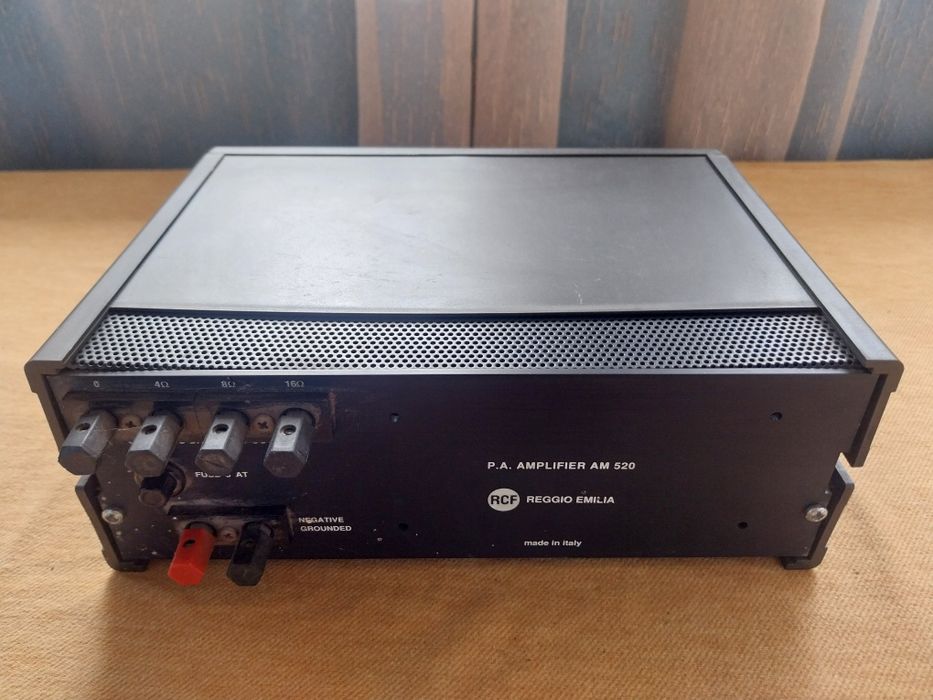 Amplificator model vechi.
