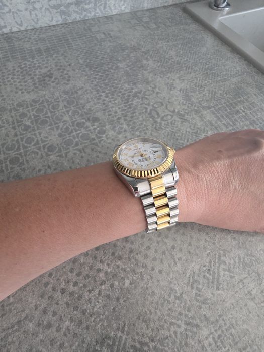 Часовник Rolex Sky-Dweller
