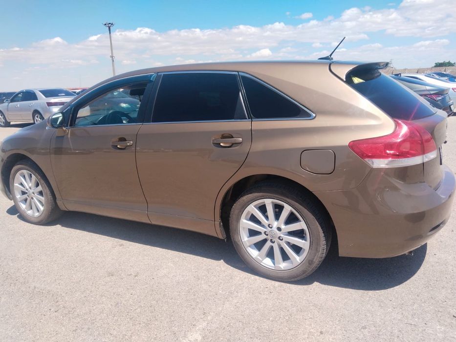 Tayota venza.     .