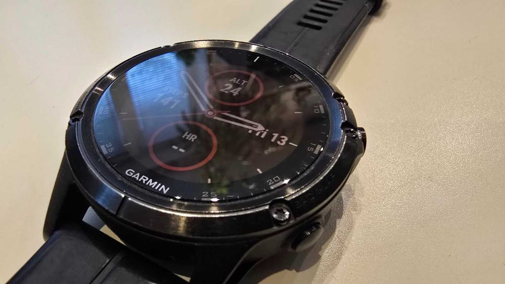 Продавам часовник Garmin Fenix 5 plus Sapphire