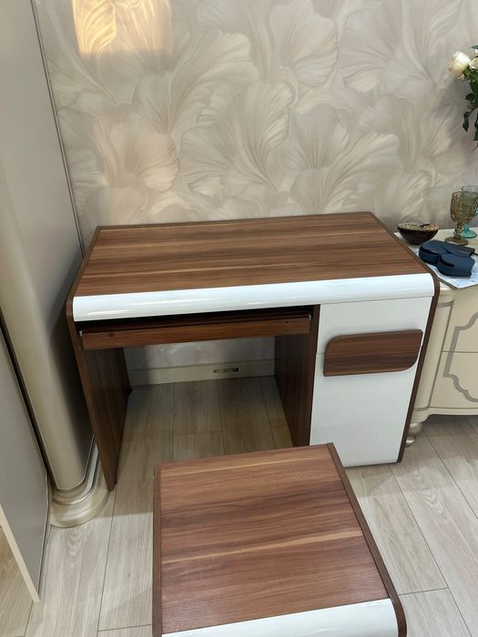 Стол писиеный с  тумбочкой