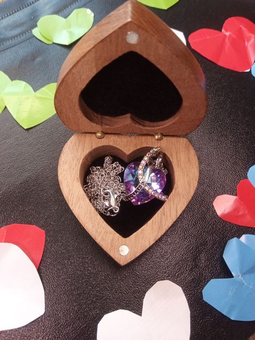 Дървена кутия с колие