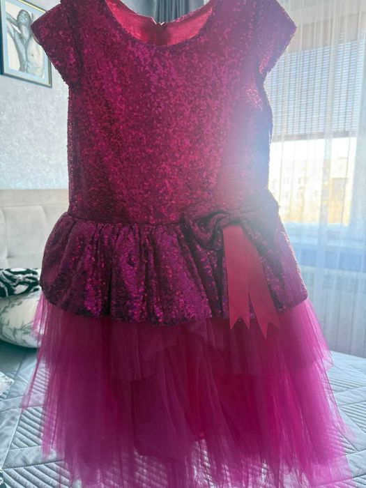 Продам нарядное платье для девочки