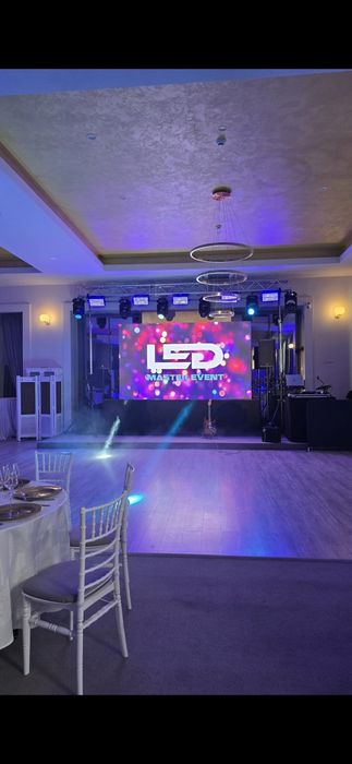 Dj-MC, scena, podium, ecran led, sonorizare, schela de lumini, glob