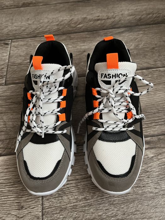 Новые стильные кроссовки