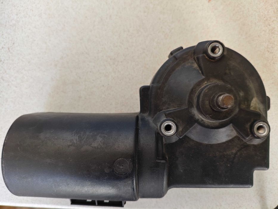 Моторче предна чистачка Mercedes W124