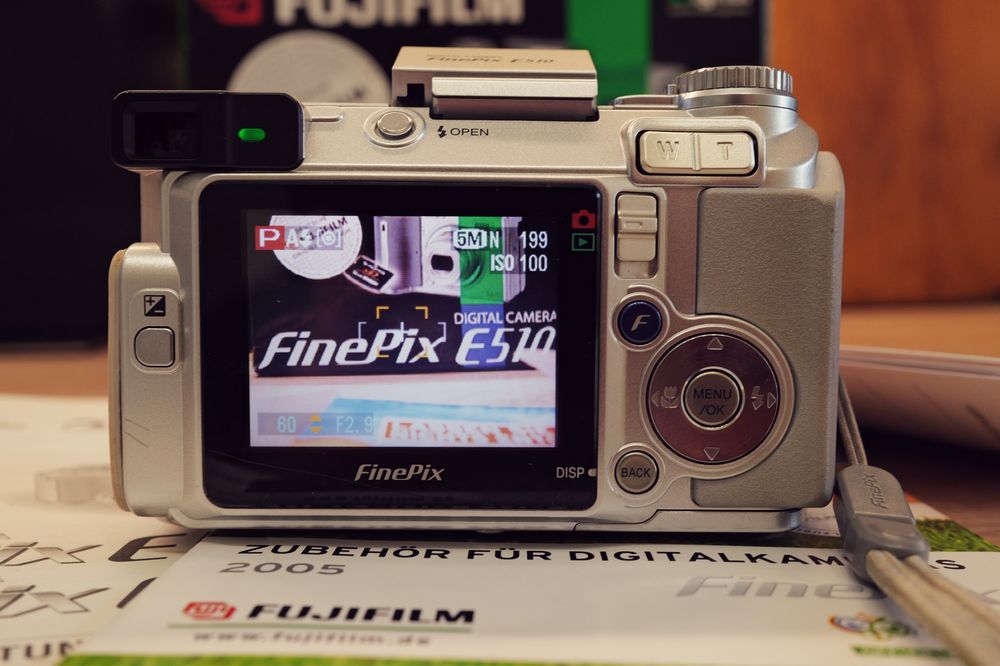 Aparat foto Fujifilm Finepix E510 baterii AA la cutie instagram Retro