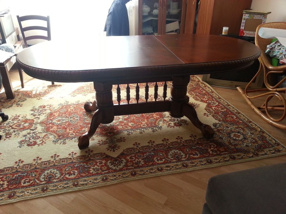 Большой деревянный стол