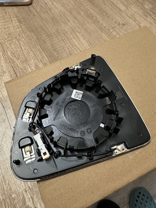 Стъкло дясно огледало Tesla Y