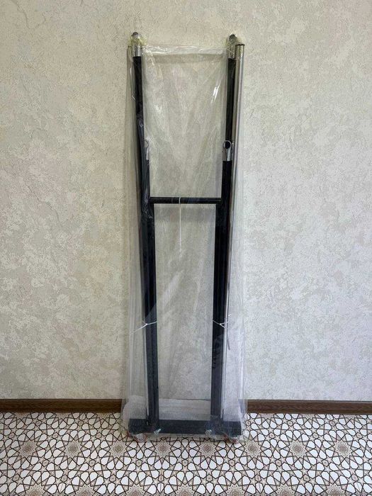 Металлический гардероб для вешалки на колесах.