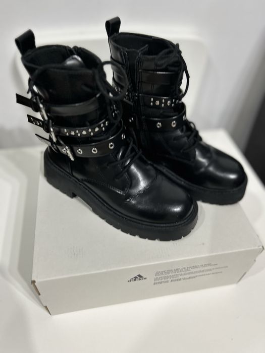 Ghete marca zara ,purtate anul trecut stare impecabila.