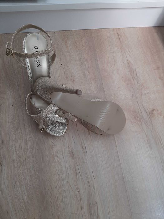 Guess нови елементи сандали