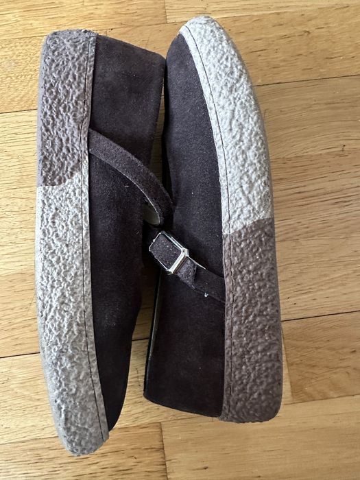 Тъмно кафяви велурени обувки