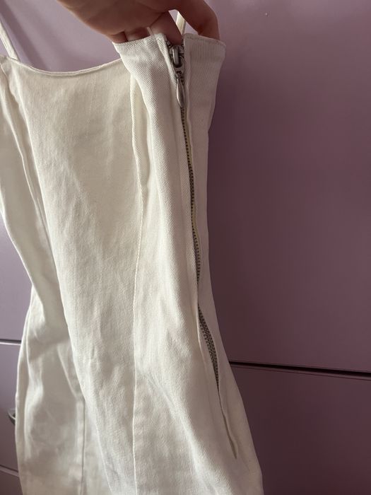 Бяла дънкова рокля оформяща много добре тялото