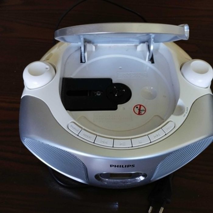 Радиокасетофон Philips, модел AZ1055/12, бял, работещ и с батерии
