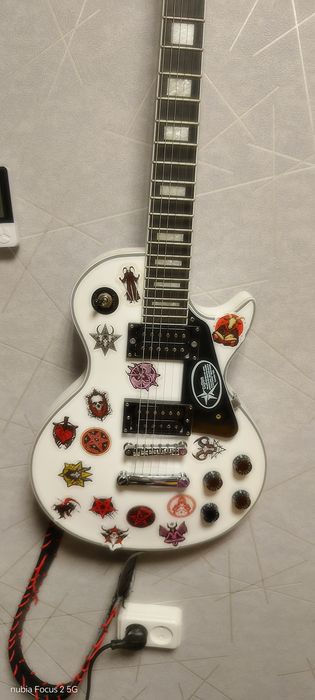 Продам электрогитару gibson