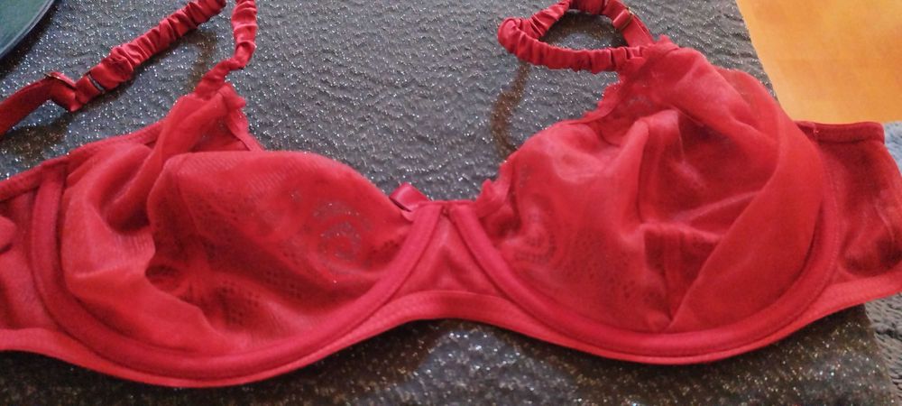 Sutien rosu cu dantela de la: Desiree! Marimea 85C! Purtat doar o data