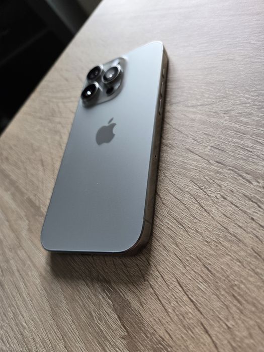 Продавам Iphone 16 pro 256
