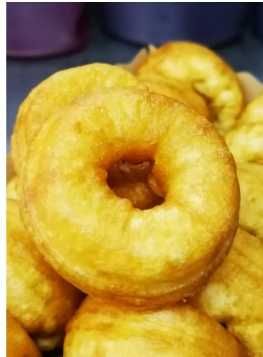 Mix de gogosi bile si donuts 20 lei 1 kg.