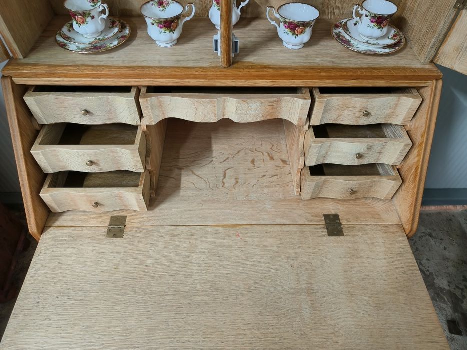 Дъбово писалище с надстройка с оловен витраж