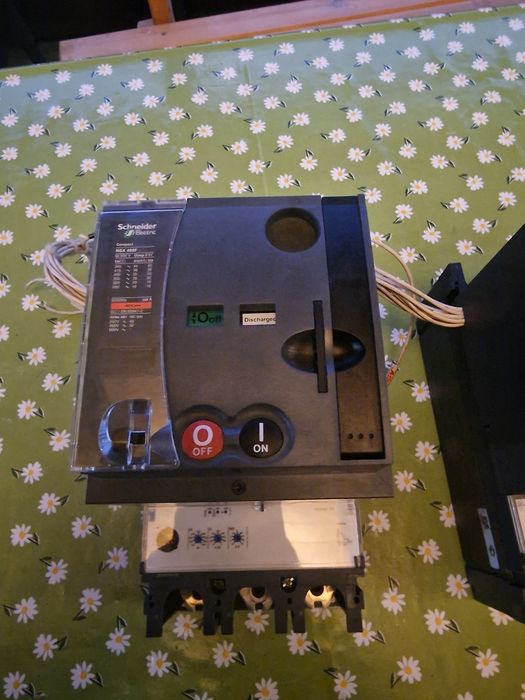 Schneider и Merlin Gerin Автоматични прекъсвачи и моторни механизми