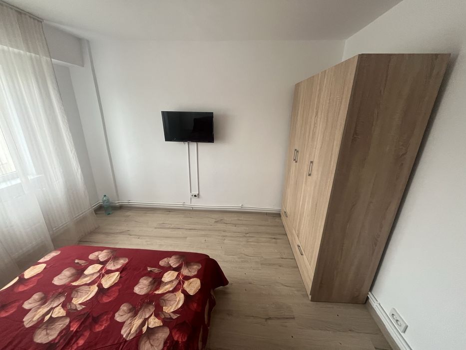 Ofer spre inchiriere apartament cu 3 camere