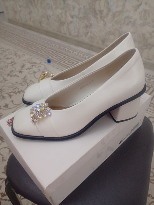 Продам белые туфли