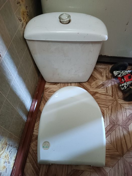 Продам унитазы и бачки
