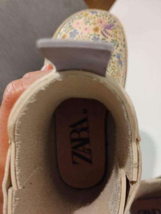 Vând cizmulițe Zara 22