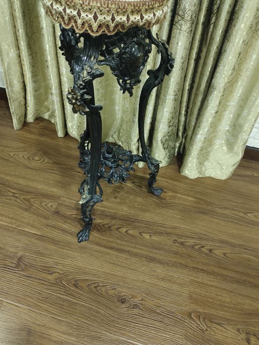 Старинный столик