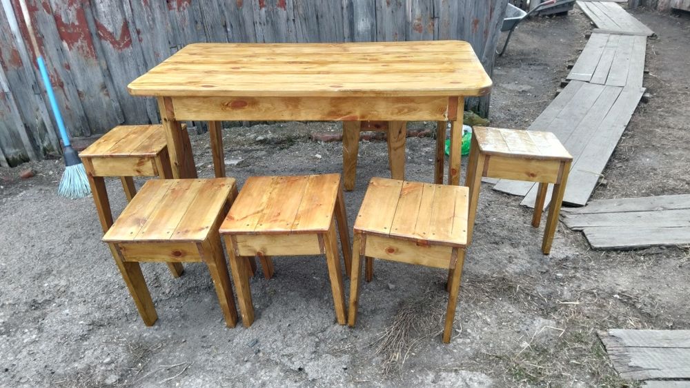 Стол с табуретками