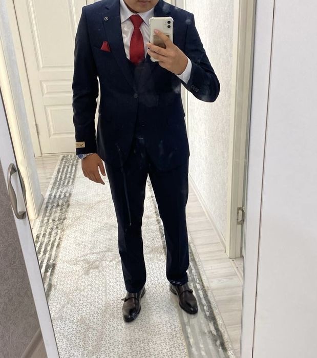 Мужкой костюм с галстуком