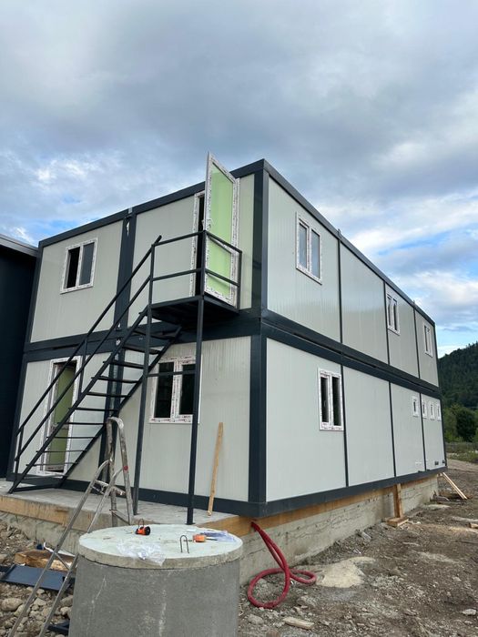 Vand containere modulare suprapuse si cadre metalice