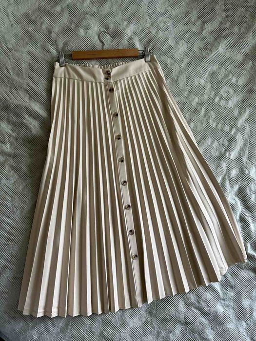 Дамска бежова кожена пола Stradivarius