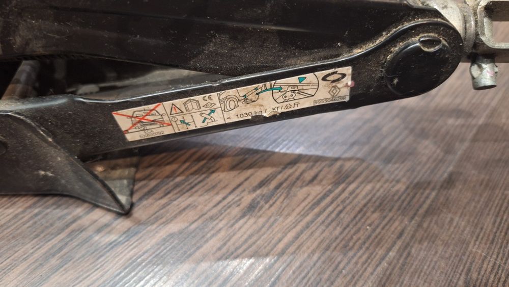 Домкрат автомобильный