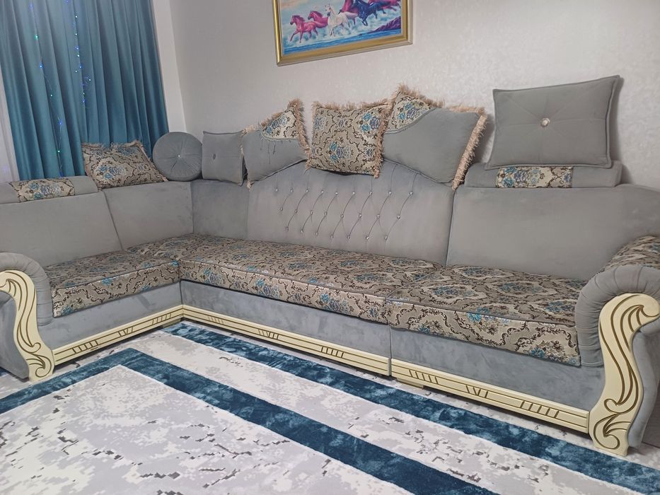 Угловой диван для гостиной  срочноооо