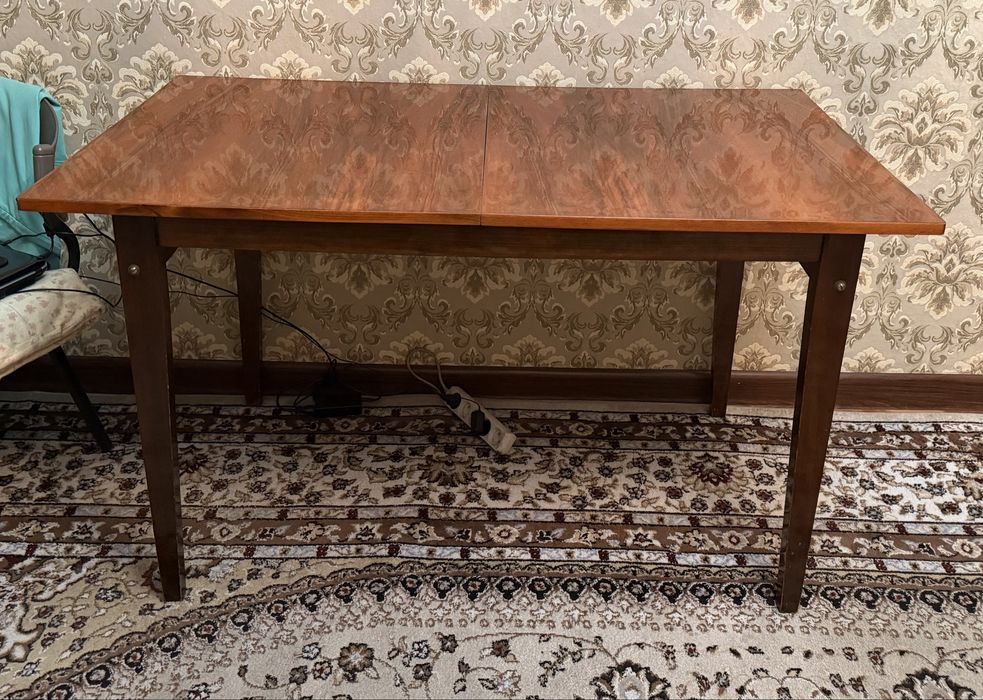 Стол обеденный.