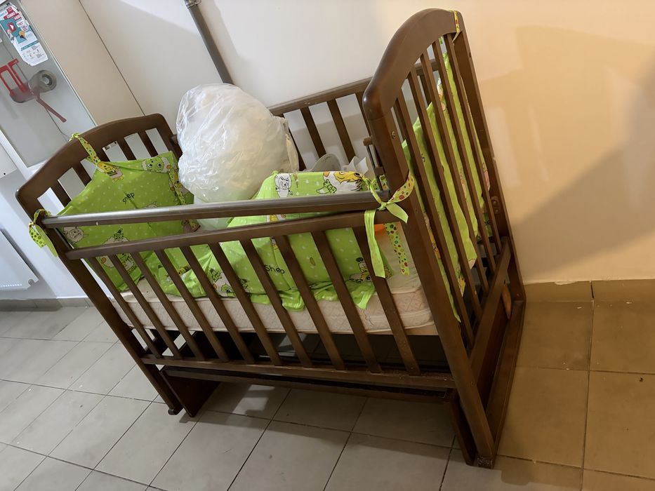 Детская кровать в отличном состоянии дерево