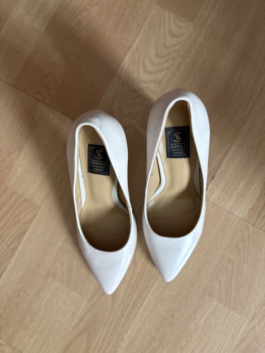 Туфли белого цвета