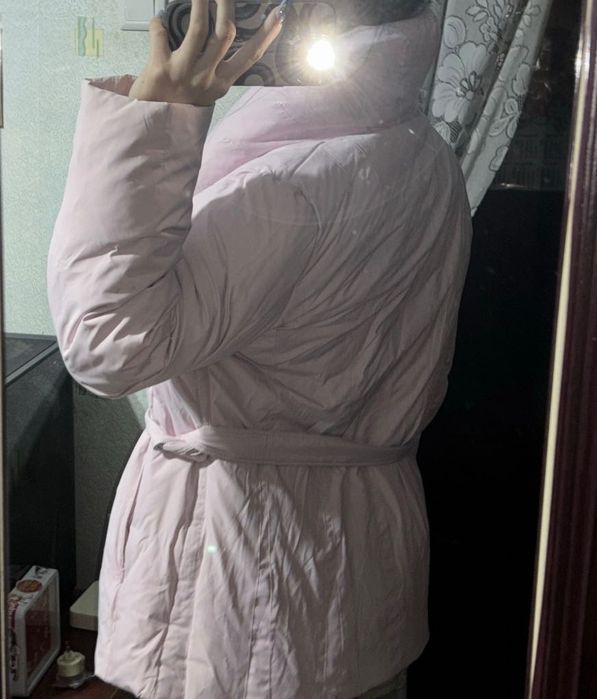 Розовая дутая куртка