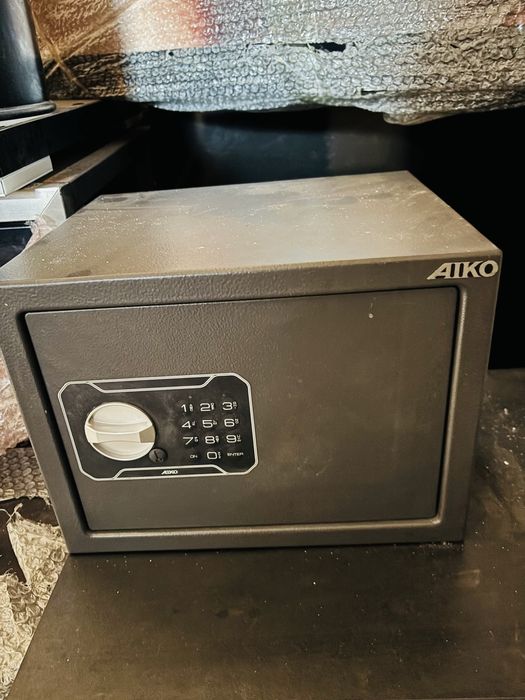 Денежный ящик, сейфы.