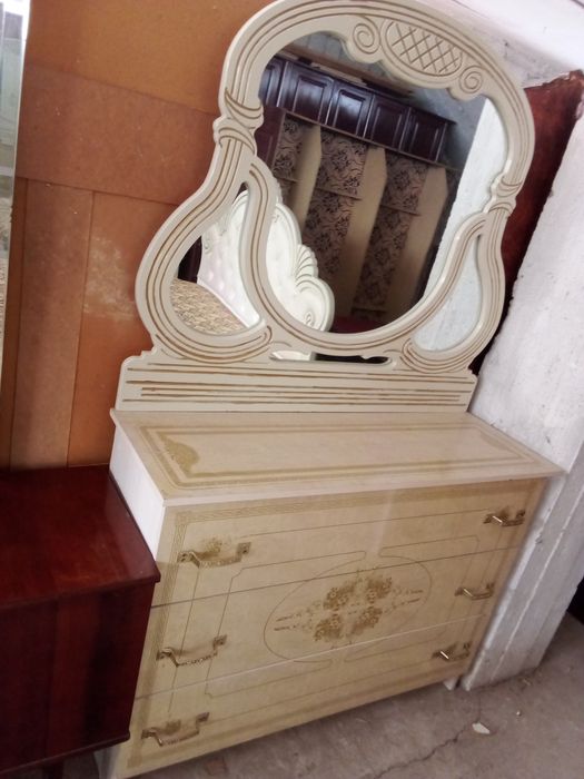 Spalniy garnitur sotiladi