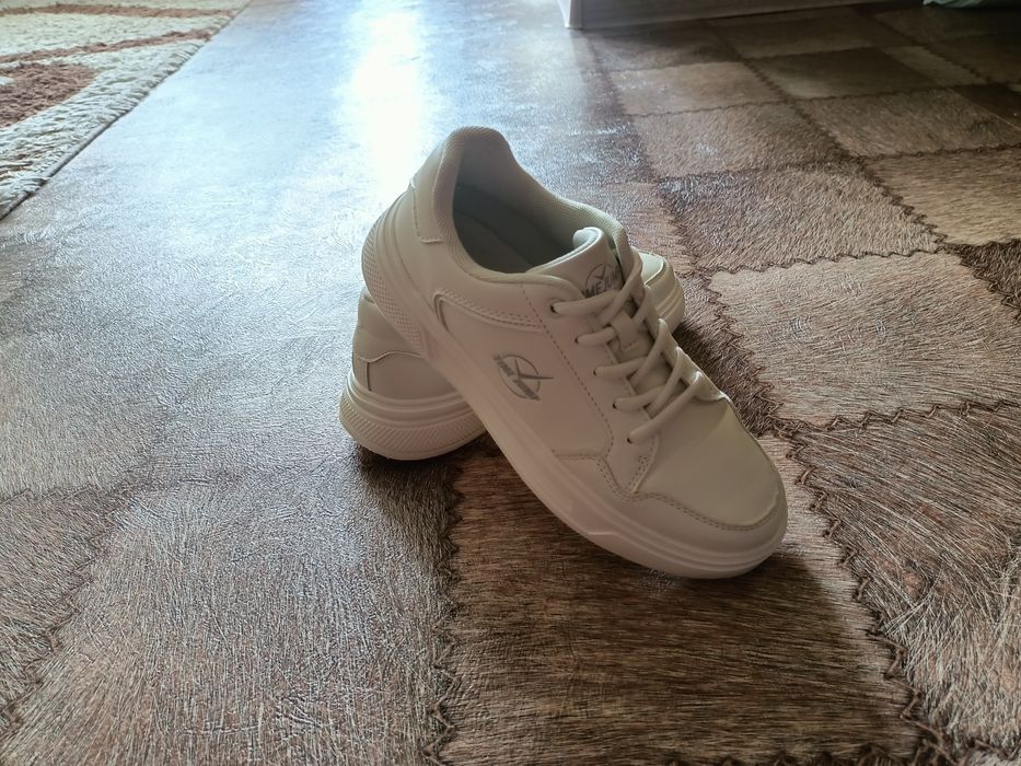 Новые кроссовки 37р-р