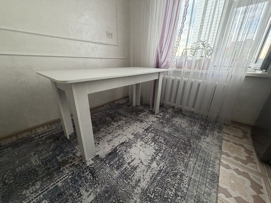 Продается кухонный стол.