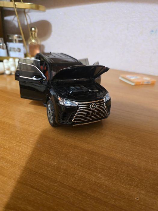 Продам модельку Lexus  lx600