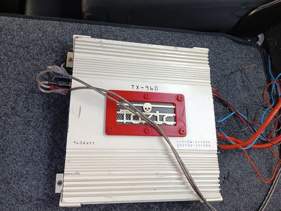 Vand amplificator auto Toxic 960w+subwoofer CRUNCH 800W